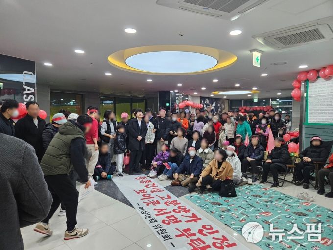 [화성=뉴스핌] 우승오 기자 = 이준석 개혁신당 국회의원이 지난 23일 동탄2 신도시 중흥S클래스에듀하이 아파트에서 조기 분양 전환 원천 무효를 주장하는 주민들과 대화를 나눴다.  2024.11.23 seungo2155@newspim.com