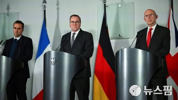 세바스티앙 르꼬르뉴 프랑스 국방장관과 보리스 피스토리우스 독일 국방장관, 존 힐리 영국 국방장관이 25일(현지시간) 독일 베를린에서 5개국 국방장관 회담을 마친 뒤 기자회견을 하고 있다. [사진=로이터 뉴스핌]