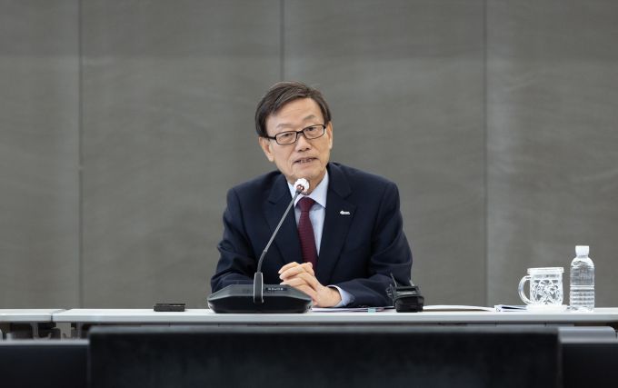 윤진식 한국무역협회 회장이 가 27일 서울 강남구 트레이드타워에서 개최한 '제61회 무역의 날' 기념 출입기자 간담회에서 발언하고 있다. [사진= 한국무역협회]