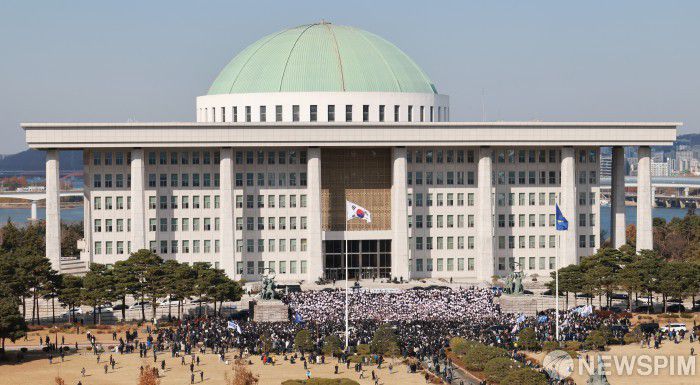 [서울=뉴스핌] 이형석 기자 = 4일 오후 서울 여의도 국회에서 윤석열 대통령 사퇴촉구 탄핵추진 비상시국대회가 열리고 있다. 2024.12.04 leehs@newspim.com