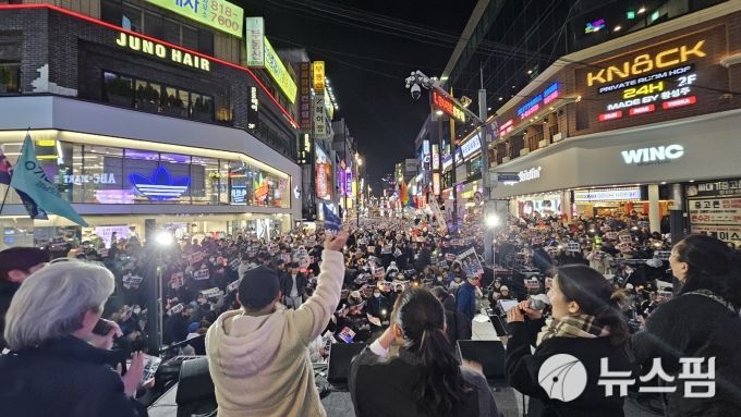 [부산=뉴스핌] 남동현 기자 = 7일 오후 5시 부산 서면 태화쥬디스백화점 일대에서 열린 윤석열 퇴진 부산시민대회에서는 윤석열 퇴진과 구속을 요구하는 촛불이 끝없이 타 오르고 있다.