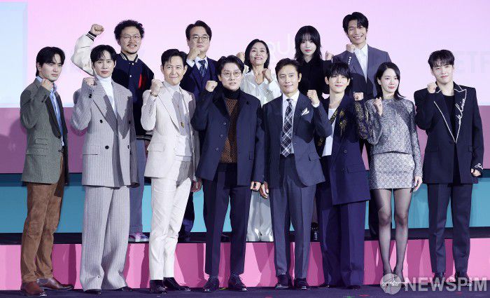 [서울=뉴스핌] 정일구 기자 = 배우 양동근(왼쪽 위 시계방항부터)과 이서환, 강애심, 조유리, 위하준, 강하늘, 박규영, 임시완, 이병헌, 황동혁 감독, 이정재, 박성훈, 이진욱이 9일 오전 서울 중구 동대문디자인플라자(DDP)에서 열린 넷플릭스 시리즈 '오징어게임' 시즌2 제작발표회에서 포즈를 취하고 있다. '오징어 게임' 시즌2는 복수를 다짐하고 다시 돌아와 게임에 참가하는 기훈(이정재)과 그를 맞이하는 프론트맨(이병헌)의 치열한 대결, 그리고 다시 시작되는 진짜 게임을 담은 이야기​다. 오는 26일 공개. 2024.12.09 mironj19@newspim.com