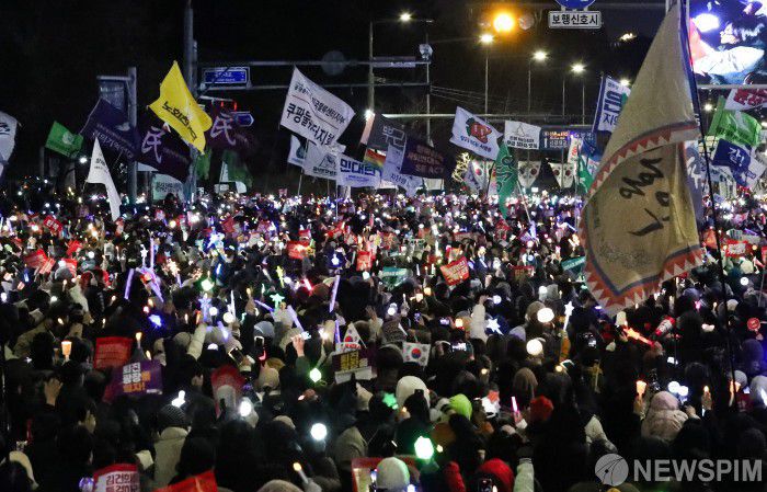 지난 7일 오후 서울 여의도 국회 앞에서 시민들이 윤석열 대통령 탄핵안 투표 참여를 요구하며 시위를 하는 모습 [사진=뉴스핌DB]