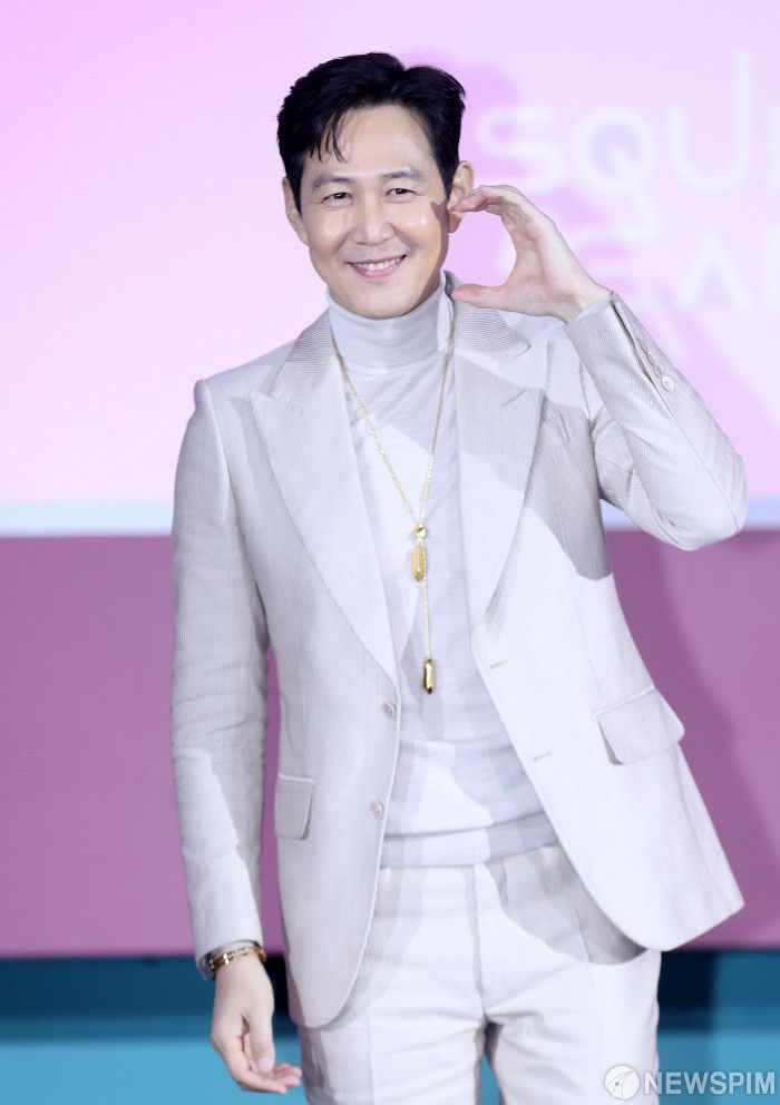 [서울=뉴스핌] 정일구 기자 = 배우 이정재가 9일 오전 서울 중구 동대문디자인플라자(DDP)에서 열린 넷플릭스 시리즈 '오징어게임' 시즌2 제작발표회에서 포즈를 취하고 있다. '오징어 게임' 시즌2는 복수를 다짐하고 다시 돌아와 게임에 참가하는 기훈(이정재)과 그를 맞이하는 프론트맨(이병헌)의 치열한 대결, 그리고 다시 시작되는 진짜 게임을 담은 이야기​다. 오는 26일 공개. 2024.12.09 mironj19@newspim.com