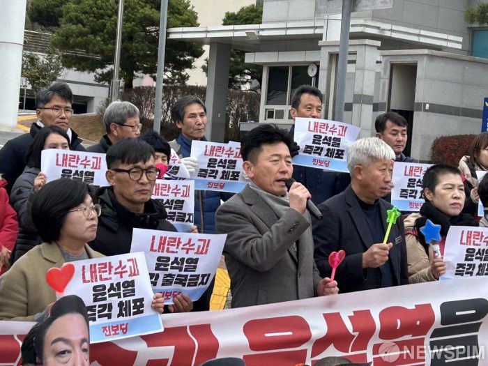 [무안=뉴스핌] 조은정 기자 = 진보당 전남도당은 9일 오전전남경찰청 앞에서 긴급 기자회견을 열고 "내란수괴 윤석열을 즉각 체포하라"고 촉구했다. 2024.12.09 ej7648@newspim.com