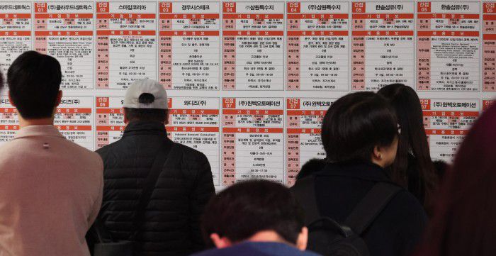 [서울=뉴스핌] 양윤모 기자 = 20일 오전 2024년 서울시 일자리 박람회 '잡(Job)다(多) 일자리 박람회'가 종각역 지하 태양의 정원에서 개최되고 있다. 이날 행사는 구인 기업 41개사와 구직자 200여 명이 참석한 가운데, 공공 일자리, 취업 교육, 일자리 정보, 퍼스널 컬러 이미지 컨설팅, AI 면접, 프레디저 강점 진단, 지문 적성 검사, 취업 네컷 등의 행사도 함께 열렸다. 2024.11.20 yym58@newspim.com