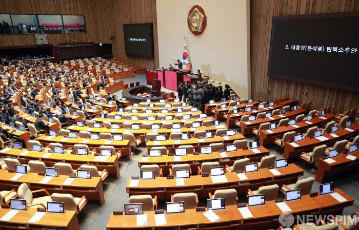 [서울=뉴스핌] 이형석 기자 = 우원식 국회의장이 7일 오후 서울 여의도 국회에서 열린 제418회 국회(정기회) 제17차 본회의에서 윤석열 대통령 탄핵소추안을 투표불성립을 선언하고 있다. 2024.12.07 leehs@newspim.com