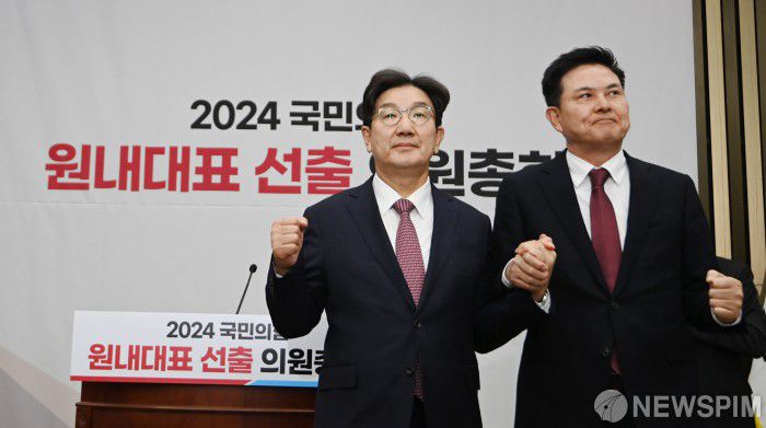 [서울=뉴스핌] 이형석 기자 = 권성동 국민의힘 의원이 12일 오전 서울 여의도 국회에서 열린 원내대표 선출 의원총회에서 당선된 뒤 김태호 의원과 기념사진을 찍고 있다. 2024.12.12 leehs@newspim.com