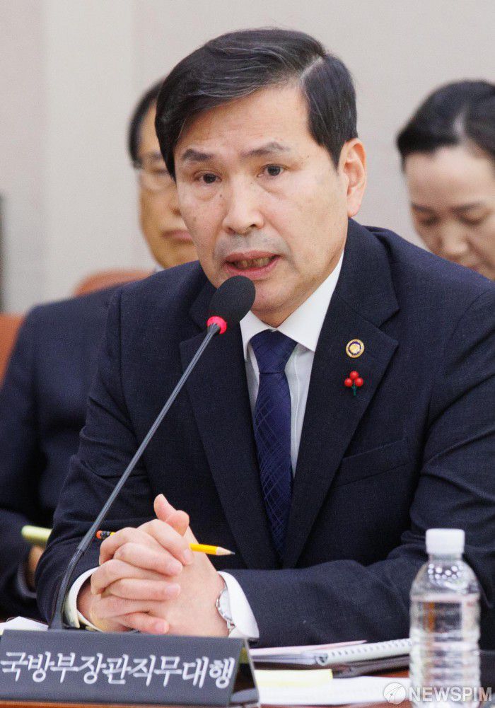 [서울=뉴스핌] 윤창빈 기자 = 김선호 국방부 장관 직무대행이 6일 오전 서울 여의도 국회에서 열린 제418회국회(정기회) 제19차 법제사법위원회 전체회의에서 위원 질의에 답변하고 있다. 2024.12.06 pangbin@newspim.com