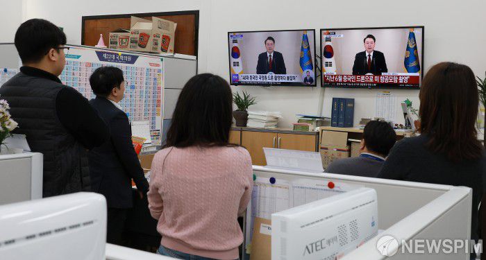 [서울=뉴스핌] 이형석 기자 = 12일 서울 여의도 국회에서 더불어민주당 당직자들이 윤석열 대통령의 대국민 담화를 바라보고 있다. 2024.12.12 leehs@newspim.com