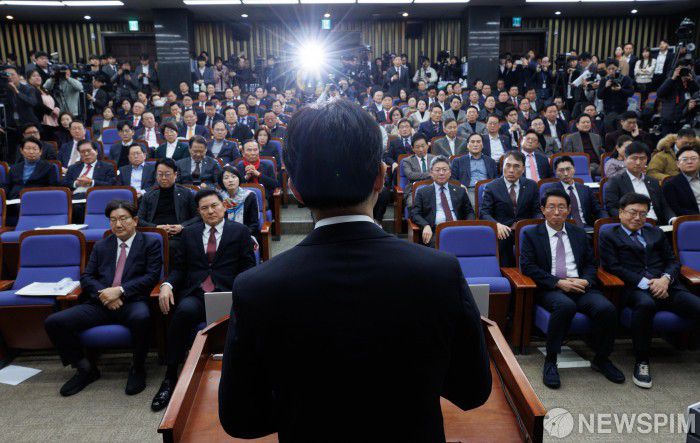 [서울=뉴스핌] 윤창빈 기자 = 한동훈 국민의힘 대표가 12일 오전 서울 여의도 국회에서 열린 원내대표 선출 의원총회에서 발언하고 있다. 2024.12.12 pangbin@newspim.com