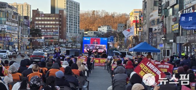 [동해=뉴스핌] 이형섭 기자 = 동해삼척시민들의 윤석열 대통령 탄핵 촛불문화제. 2024.12.14 onemoregive@newspim.com