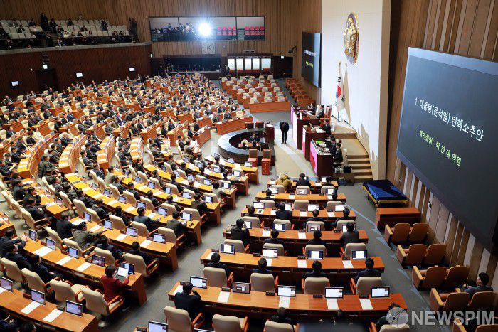 [서울=뉴스핌] 이형석 기자 = 14일 오후 서울 여의도 국회에서 열린 제419회 국회(임시회) 제04차 본회의에서 대통령(윤석열) 탄핵소추안이 상정되고 있다. 2024.12.14 leehs@newspim.com
