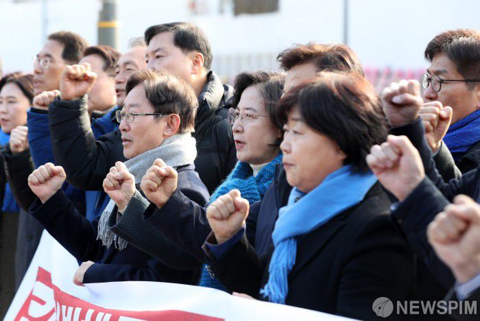 [서울=뉴스핌] 최지환 기자 = 추미애 더불어민주당 윤석열내란 진상조사단 단장을 비롯한 진상조사단 관계자들이 16일 오전 서울 용산구 대통령실 앞에서 구호를 외치고 있다. 2024.12.16 choipix16@newspim.com