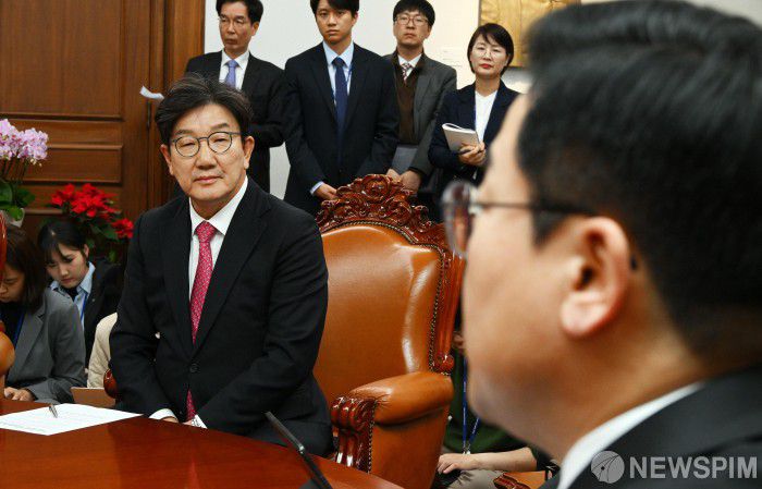 [서울=뉴스핌] 윤창빈 기자 = 권성동(왼쪽) 국민의힘 원내대표와 박찬대 더불어민주당 원내대표가 17일 국회 의장실에서 열린 국회의장 주재 양당 원내대표 회동에 참석해 우원식 국회의장의 발언을 듣고 있다. 2024.12.17 pangbin@newspim.com