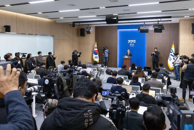 19일 오전 김동연 경기도지사가 경기도청 브리핑룸에서 경제재건 제안을 위한 긴급브리핑을 하고있다. [사진=경기도]