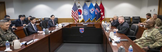 김선호(왼쪽 두번째) 국방부 장관 직무대행이 20일 오후 한미연합군사령관 이취임식 참석을 위해 방한 중인 사무엘 파파로(오른쪽 두번째) 인도태평양사령관과 한반도 안보 정세와 연합방위태세 강화 방안에 대해 의견을 나누고 있다. [사진=국방일보]