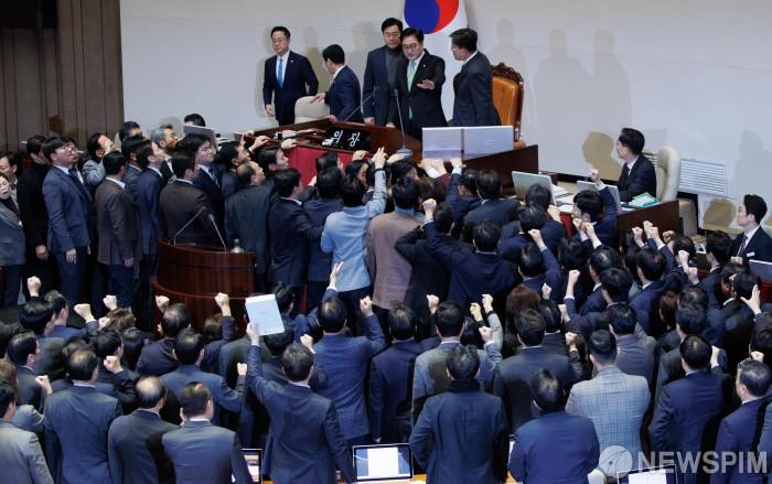 [서울=뉴스핌] 윤창빈 기자 = 지난 27일 오후 서울 여의도 국회에서 열린 본회의에서 우원식 국회의장이 한덕수 권한대행의 탄핵 소추 가결 요건을 151석으로 정하자 국민의힘 의원들이 항의하고 있다. 2024.12.27 pangbin@newspim.com