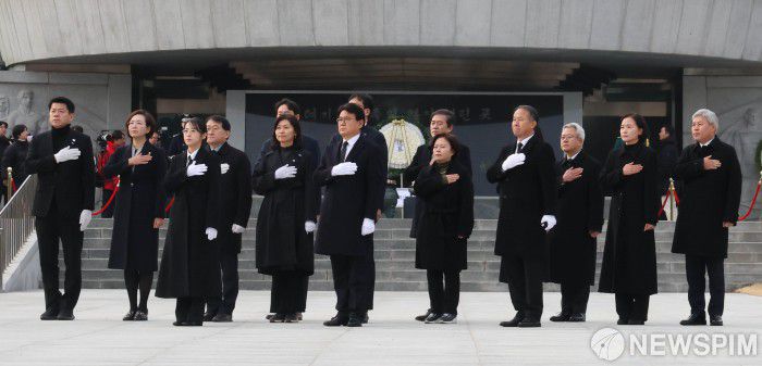 [서울=뉴스핌] 양윤모 기자 = 황운하 조국혁신당 원내대표와 국회의원들이 2025년 을사년(乙巳年) 첫날인 1일 오전 서울 동작구 국립서울현충원을 찾아 현충탑 참배를 마치고 국기에대한 경례를 하고 있다. 2025.01.01 yym58@newspim.com