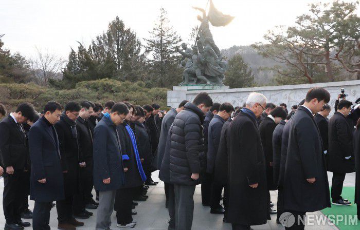 [서울=뉴스핌] 양윤모 기자 = 박찬대 더불어민주당 원내대표와 국회의원들이 2025년 을사년(乙巳年) 첫날인 1일 오전 서울 동작구 국립서울현충원을 찾아 현충탑을 참배하고 있다. 2025.01.01 yym58@newspim.com