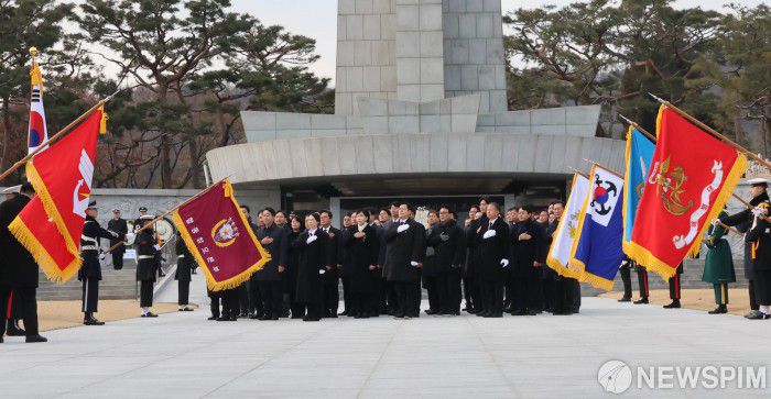 [서울=뉴스핌] 양윤모 기자 = 박찬대 더불어민주당 원내대표와 국회의원들이 2025년 을사년(乙巳年) 첫날인 1일 오전 서울 동작구 국립서울현충원을 찾아 현충탑을 참배를 마치고 국기에대한 경례를 하고 있다. 2025.01.01 yym58@newspim.com