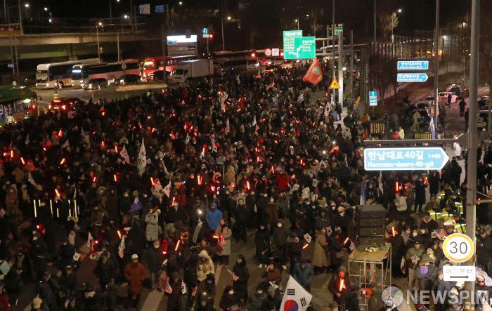 [서울=뉴스핌] 양윤모 기자 = 윤석열 대통령의 체포영장 발부 사흘째인 2일 저녁 고위공직자범죄수사처가 윤 대통령 체포에 나설 것이라는 소식에 보수 단체 지지자들이 서울 용산구 한남동 대통령 관저 앞에 몰려와 집회를 하고 있다.   윤 대통령은 지난 1일 밤 집회 주최 측에 "여러분과 함께 끝까지 싸울 것"이라는 친필 사인이 담긴 편지를 보냈다. 2025.01.02 yym58@newspim.com