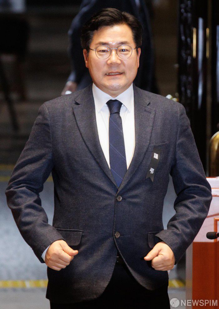 [서울=뉴스핌] 윤창빈 기자 = 박찬대 더불어민주당 원내대표가 2일 오후 서울 여의도 국회에서 열린 비상의원총회에 참석하고 있다. 2025.01.02 pangbin@newspim.com