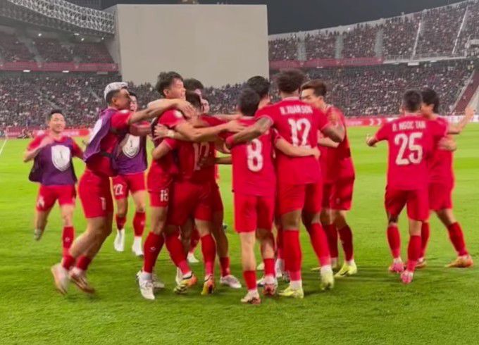 베트남 선수들이 5일 열린 2024 미쓰비시컵 결승 2차전에서 선제골을 넣고 기뻐하고 있다. [사진 = 미쓰비시컵 홈페이지]