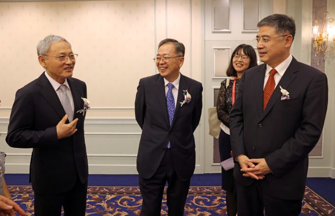 유인촌 문화체육관광부 장관이 10일 일본 고베 호텔 오쿠라 고베에서 열린 한중일 관광장관회의 환영 만찬회에 앞서 사이토 테츠오 일본 국토교통대신, 장정 중국 문화여유부 부부장과 함께 대화를 나누고 있다.[사진=문화체육관광부]