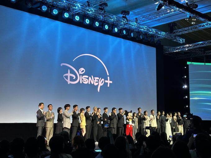 [서울=뉴스핌] 이지은 기자 = '디즈니 콘텐츠 쇼케이스' 한국 오리지널 콘텐츠에 출연하는 배우들과 감독이 디즈니의 캐릭터 미키와 포토타임을 갖고 있다.  2024.11.21 alice09@newspim.com