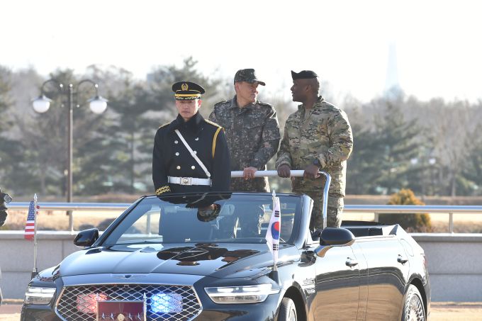 김명수 합참의장과 제이비어 브런슨 한미연합군사령관이 9일 국방부 연병장에서 실시된 환영 의장 행사에서 차량에 탑승해 열병하고 있다. [사진=합참]