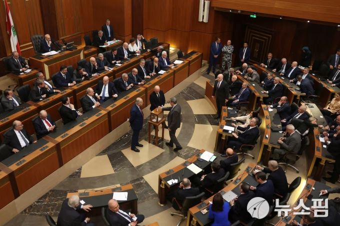 [베이루트 로이터=뉴스핌] 장일현 특파원 = 레바논 국회가 지난 9일(현지시간) 새 대통령 선출을 위해 투표하고 있다. 2025.01.10. ihjang67@newspim.com