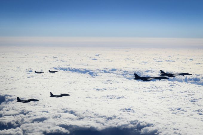 한국과 미국, 일본이 1월 15일 한반도 인근 공해 상공에서 한국 공군 F-15K 전투기 2대(맨 위)와 일본 항공자위대 F-2 전투기 2대(맨 아래), 미국 공군 전략폭격기 B-1B 랜서 2대(가운데)가 한미일 공중훈련을 하고 있다. [사진=주한 미 7공군]