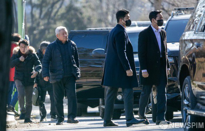 [과천=뉴스핌] 김학선 기자 = 15일 경기도 과천종합청사 내 고위공직자범죄수사처 건물로 윤석열 대통령 태운 차량이 들어가는 동안 윤상현 국민의힘 의원(왼쪽 부터)과 김홍일 전 방통위원장등 변호인단이 들어가고 있다. 오른쪽은 경호원들. 2025.01.15 yooksa@newspim.com