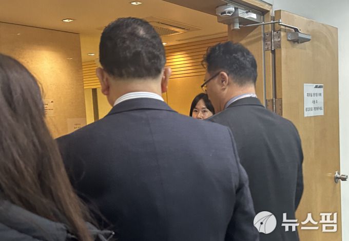 송보영 아시아나항공 신임 대표가 16일 오전 서울 강서구 아시아나항공 본사에서 이사회가 열리는 대회의실로 입장하고 있다. [사진=김아영 기자]