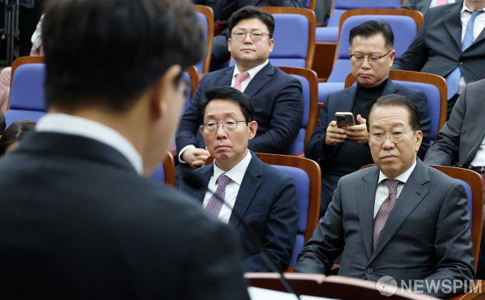 [서울=뉴스핌] 정일구 기자 = 권영세 국민의힘 비상대책위원장이 16일 오전 서울 여의도 국회에서 열린 비상의원총회에서 권성동 원내대표의 발언을 경청하고 있다. 2025.01.16 mironj19@newspim.com