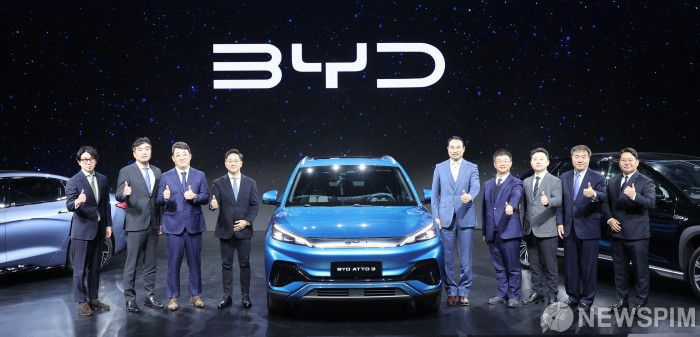 [인천=뉴스핌] 김학선 기자 = 16일 인천 중구 상상플랫폼에서 열린 'BYD 승용 브랜드 런칭 미디어 쇼케이스'에서 조인철 BYD코리아 승용부문 대표, 류쉐량 BYD 아시아태평양 자동차 영업사업부 총경리, 딩하이미아오 BYD코리아 대표 등 관계자들이 아토 3와 함께 포즈를 취하고 있다. 2025.01.16 yooksa@newspim.com