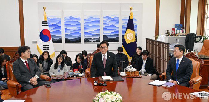 [서울=뉴스핌] 정일구 기자 = 우원식 국회의장이 17일 오후 서울 여의도 국회 의장실에서 여야 원내대표와 만나 발언하고 있다. 왼쪽부터 권성동 국민의힘 원내대표, 우원식 의장, 박찬대 더불어민주당 원내대표. 2025.01.17 mironj19@newspim.com