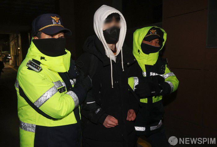 [서울=뉴스핌] 김학선 기자 = 18일 오후 서울 마포구 서울서부지방법원에서 '내란우두머리' 혐의 등으로 체포된 윤석열 대통령의 구속 전 피의자 심문(영장실질심사)이 진행되고 있는 가운데, 윤석열 지지자들이 법원 담장을 넘어와 경찰들에게 연행되고 있다. 2025.01.18 yooksa@newspim.com