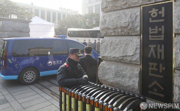 [서울=뉴스핌] 최지환 기자 = 윤석열 대통령이 탑승한 차량이 21일 오후 서울 종로구 헌법재판소에 도착하고 있다. 윤 대통령은 오늘 오후 2시부터 시작하는 대통령 탄핵 심판 3차 변론기일에 참석한다. 2025.01.21 choipix16@newspim.com