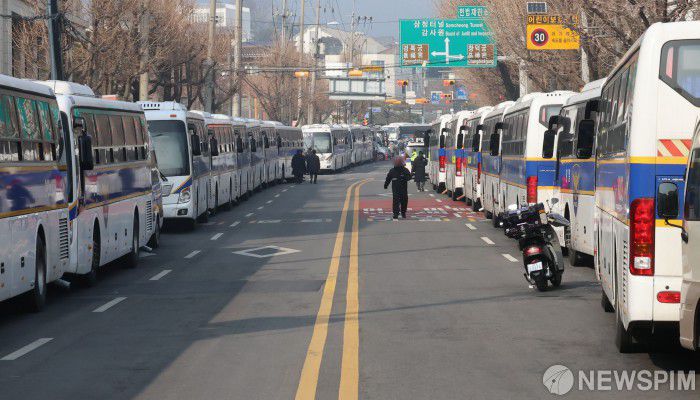 [서울=뉴스핌] 양윤모 기자 = 윤석열 대통령이 21일 오후 2시에 열리는 탄핵 심판 변론에 직접 출석한 가운데, 서울 종로구 헌법재판소 앞에서 경찰관들이 배치되며 긴장감이 고조되고 있다. 2025.01.21 yym58@newspim.com