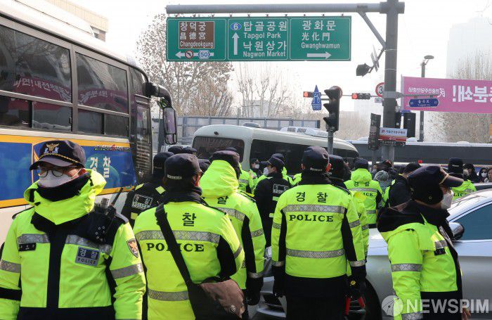 [서울=뉴스핌] 양윤모 기자 = 윤석열 대통령이 21일 오후 2시에 열리는 탄핵 심판 변론에 직접 출석한 가운데, 서울 종로구 헌법재판소 앞에서 경찰관들이 배치되며 긴장감이 고조되고 있다. 2025.01.21 yym58@newspim.com