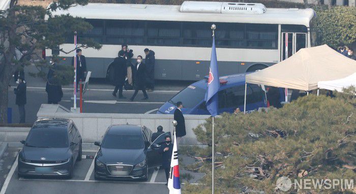 [서울=뉴스핌] 김학선 기자 = 헌재 탄핵심판 3차 변론기일에 출석하는 윤석열 대통령을 태운 차량과 경호차량이 21일 서울 종로구 헌법재판소에 도착하고 있다. 2025.01.21 yooksa@newspim.com