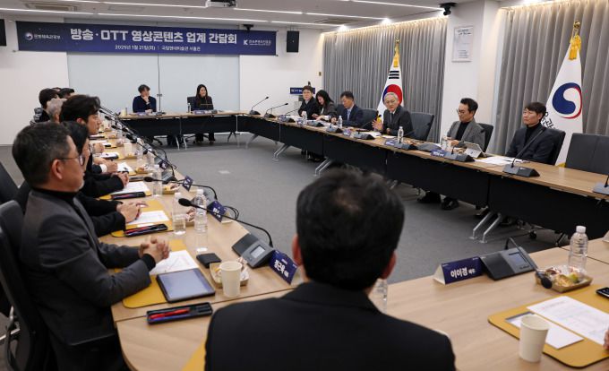 유인촌 문화체육관광부 장관이 21일 서울 종로구 국립현대미술관 서울관에서 열린 방송·OTT 영상콘텐츠 업계 간담회에서 관련 협회, 제작사, OTT 업계 대표 등 참석자와 업계 현안에 대한 논의를 하고 있다. [사진=문화체육관광부]