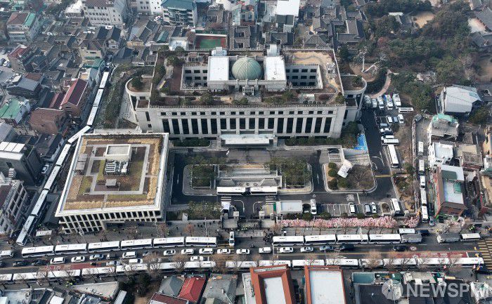[서울=뉴스핌] 최지환 기자 = 윤석열 대통령이 윤 대통령 탄핵사건 3차 변론기일에 참석하기로 한 21일 서울 종로구 헌법재판소 앞에 경찰 차벽이 설치되는 등 경계가 강화되고 있다. 2025.01.21 choipix16@newspim.com