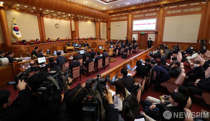 [서울=뉴스핌] 사진공동취재단 = 윤석열 대통령이 21일 서울 종로구 헌법재판소에서 열린 윤석열 대통령 탄핵심판 3차 변론기일에 출석하고 있다 2025.01.21 photo@newspim.com