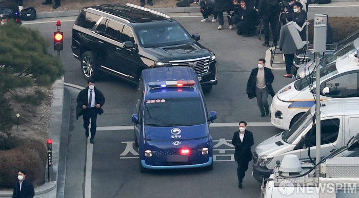 [서울=뉴스핌] 최지환 기자 = 윤석열 대통령이 탑승한 호송차량이 21일 오후 서울 종로구 헌법재판소에서 탄핵사건 3차 변론기일을 마치고 서울구치소로 출발하고 있다. 2025.01.21 choipix16@newspim.com