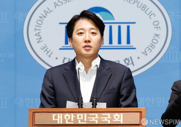 [서울=뉴스핌] 윤창빈 기자 = 이준석 개혁신당 의원이 13일 오후 서울 여의도 국회 소통관에서 더불어민주당의 가짜뉴스 신고 프로그램 '민주파출소' 관련 기자회견을 하고 있다. 2025.01.13 pangbin@newspim.com