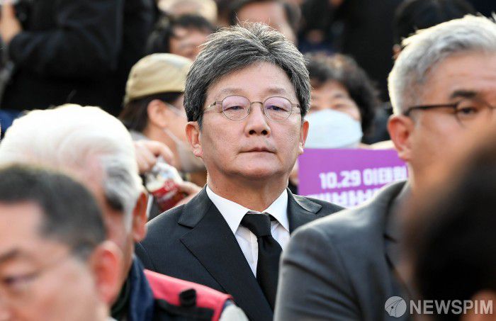 [서울=뉴스핌] 윤창빈 기자 = 유승민 국민의힘 의원이 29일 오후 서울 중구 서울광장에서 열린 이태원 참사 1주기 시민추모대회에 참석하고 있다. 2023.10.29 pangbin@newspim.com