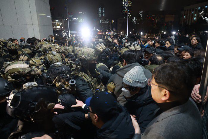 [서울=뉴스핌] 이형석 기자 = 비상계엄이 선포된 4일 밤 서울 여의도 국회의사당 본관에 군 병력이 진입을 시도하고 있다. 2024.12.04 leehs@newspim.com